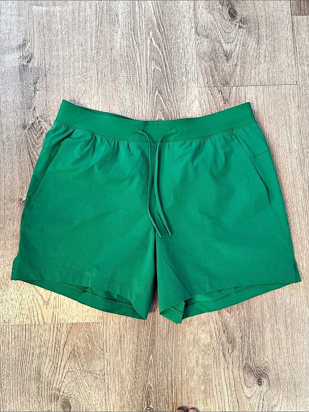 lululemon Athletic Shorts in Green Size Large Like New